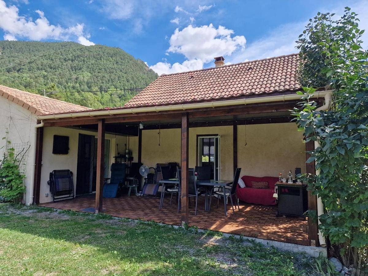 Appartement de vacances entier, Double Room with Private Bathroom in Guillaumes, Région de Nice