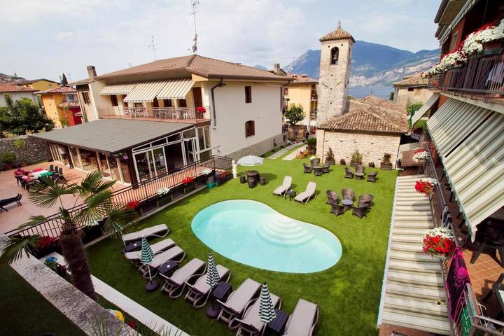 Hôtel pour 4 personnes, avec jardin et vue sur le lac ainsi que piscine et vue