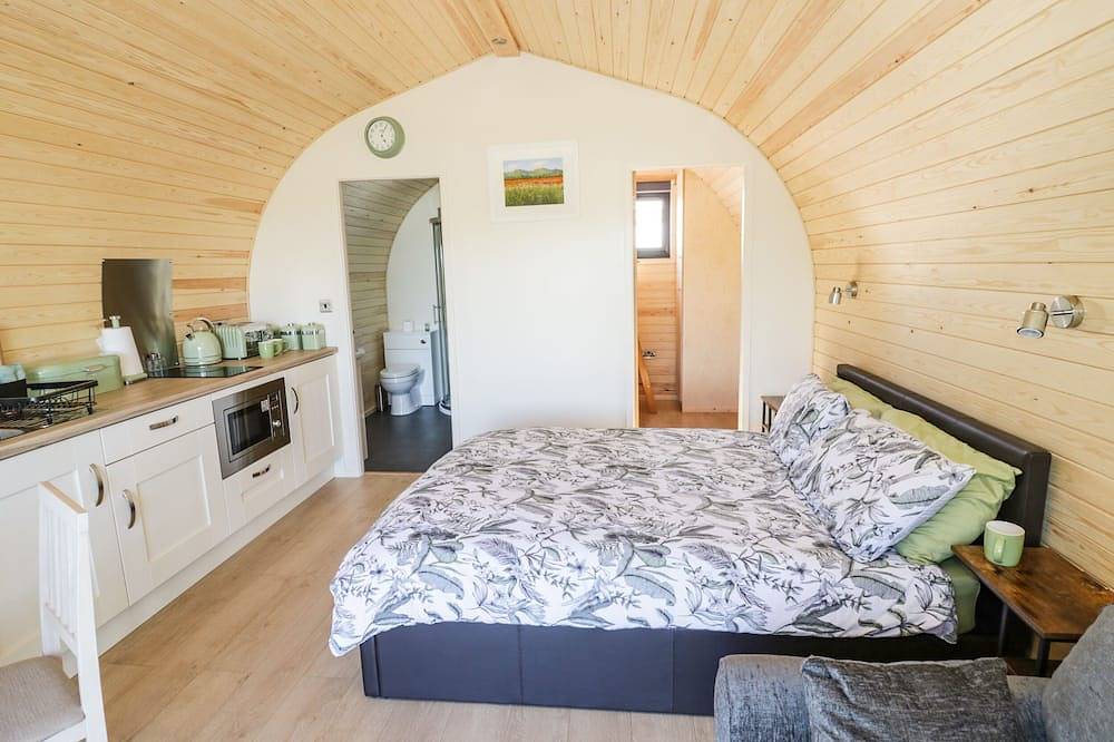 Ailsa Craig, pet friendly, character holiday cottage in Great Witley in Worcestershire