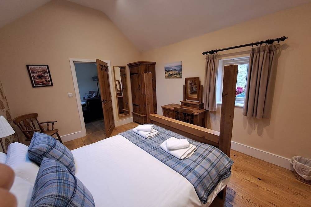 Luxury cottage with garden in Peak District near Chatsworth House, dog friendly in Baslow and Bubnell, Derbyshire
