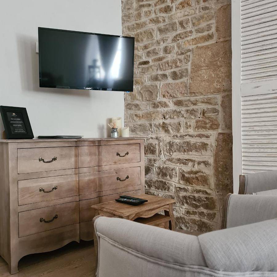Queen Room with Spa Bath in Dole, Jura