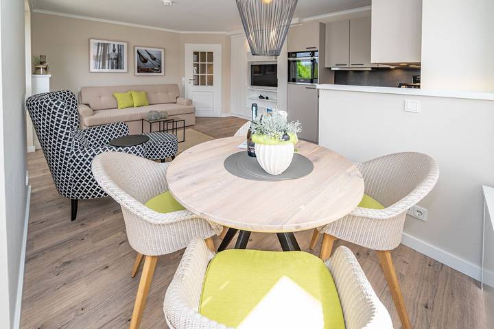 Ganze Wohnung, Moderne 2-Zimmer-Ferienwohnung mit Balkon, am Dorfteich. in Wenningstedt, Sylt