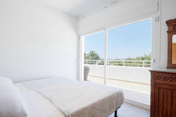Amarantos villa: Infinity Pool & Mountain Views, 6 bedrooms, AC & WiFi in Siesta, Santa Eulària des Riu