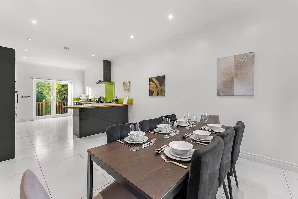 Perfect Booking | 4 Bed Home in Cheltenham in Cheltenham, Gloucestershire