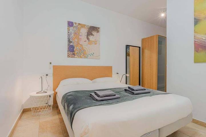 Entire apartment, Torre de Gracia Apartment Barcelona with balcony in Barcelona Centre, Barcelona