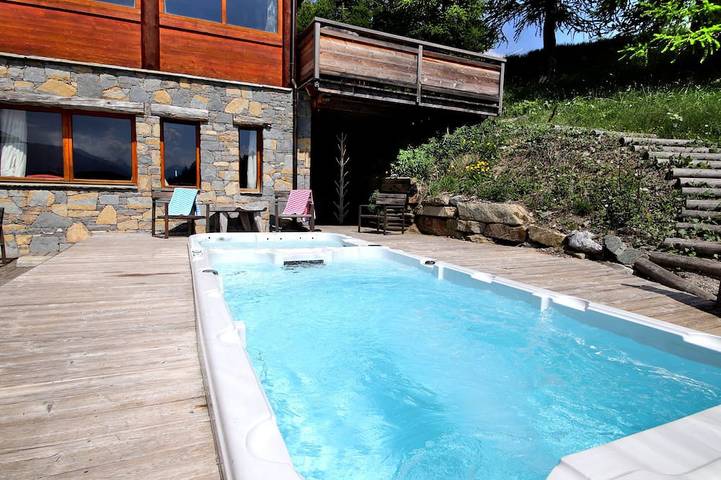 Casa vacanza per 22 persone, con idromassaggio e giardino nonché sauna, con animali domestici a Monginevro