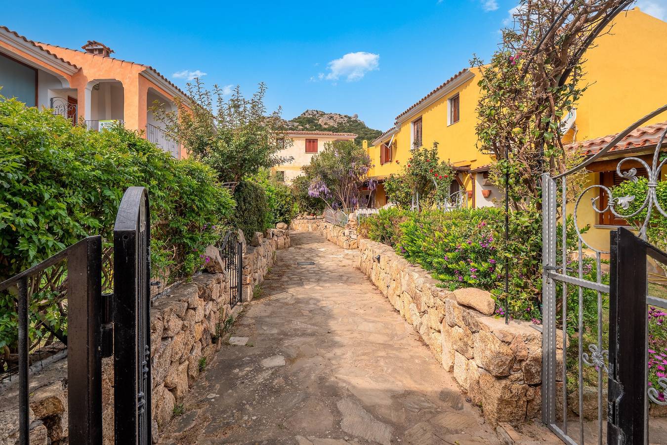 Appartamento intero, Appartamento 'Il Glicine' vicino al mare con terrazza e A/C in Vaccileddi, Loiri Porto San Paolo
