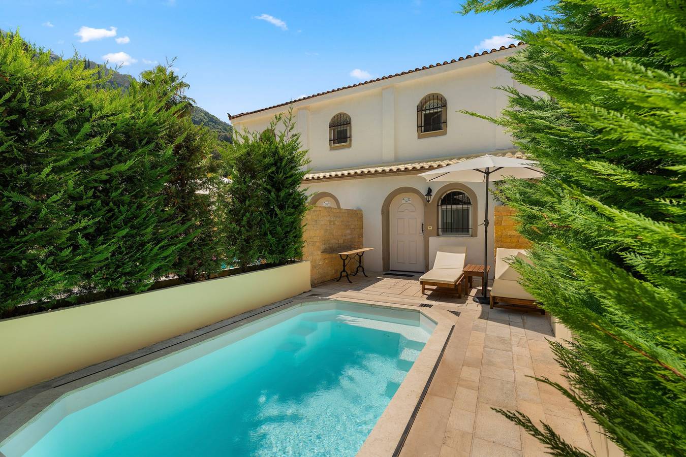 Apartamento entero, Apartamento 'Doliva Erietta con piscina privada' con vistas a la montaña, Wi-Fi y aire acondicionado in Agios Gordios, Corfú