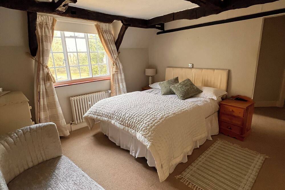  Just a short walk from the Historic Warwick  Castle with Pool and Hot Tub in Warwick, Warwickshire