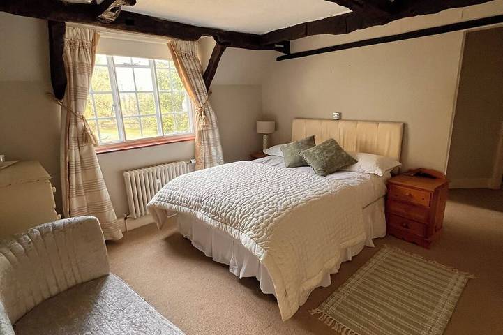 Just a short walk from the Historic Warwick  Castle with Pool and Hot Tub in Warwick, Warwickshire