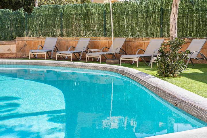 Entire apartment, Apartment ‘Ferrera Luxe Apartamento 803’ close to Beach with Pool, Wi-Fi, A/C, Terrace & Garden in Cala Serena, Felanitx