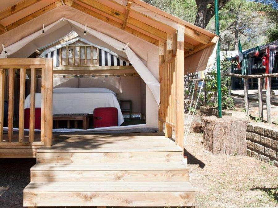 Camping Village Santapomata - Tenda in tela e legno 2 persone - Tenda Mini Lodge (senza servizi igienici) dotata di un piccolo frigorifero in Tirli, Castiglione della Pescaia