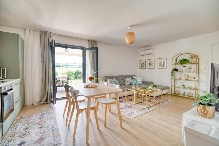 Gîte pour 4 personnes, avec vue ainsi que piscine et jardin, animaux acceptés à Aureville