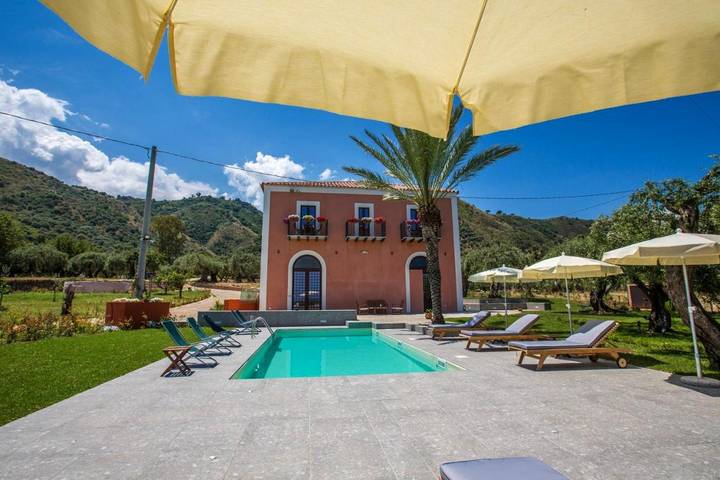 Appartamento per 4 persone, con Balcone e Terrazza nonché Giardino e Piscina a Mazzaforno