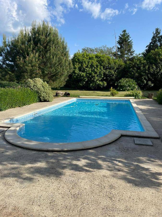 Gîte pour 13 personnes, avec jardin et piscine, animaux acceptés à Consac