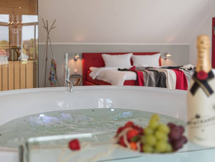 Ferienwohnung für 2 Personen, mit Whirlpool und Balkon sowie Sauna und Pool in Göhren-Lebbin