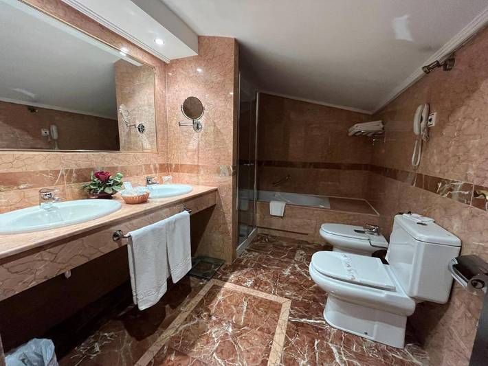 Hôtel pour 3 personnes, avec terrasse ainsi que piscine et jardin à Linares - 3