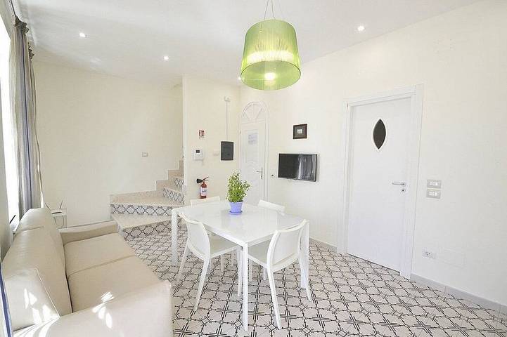 Villa Elicona Grande: A welcoming three-story residence situated in a central location, at a short distance from the Cathedral of Ravello, with Free Wi-Fi. in Ravello, Sorrento Coast