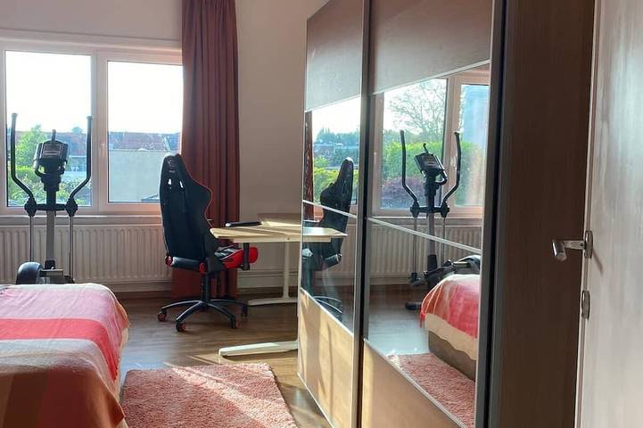 3 large bedroom Family home for 6-8 persons near Brussels |fast wifi|Parking in Kraainem, Flämisch-Brabant
