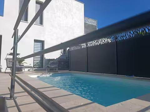 Gîte pour 5 personnes, avec piscine ainsi que vue et terrasse à Milhaud