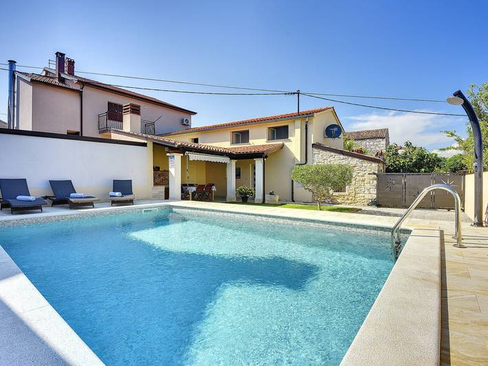 Ferienhaus für 4 Personen, mit Pool und Garten