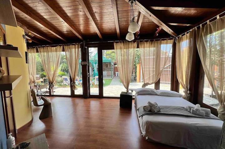 Location de vacances pour 9 personnes, avec piscine ainsi que jardin et terrasse, animaux acceptés à Campofelice di Roccella - 2