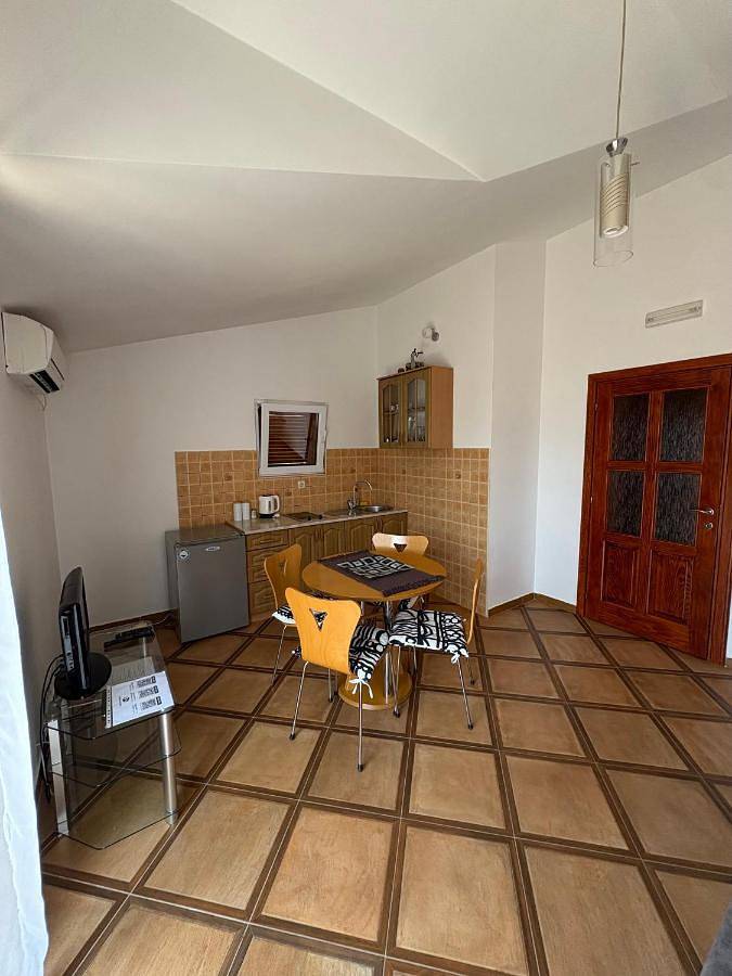 Gîte pour 4 personnes, avec terrasse et vue, animaux acceptés dans Risan - 4