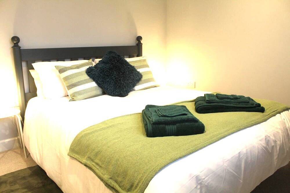 The Garden Cabin.  Beautiful village location with lovely walks and local pub  in Waltham St Lawrence, Berkshire