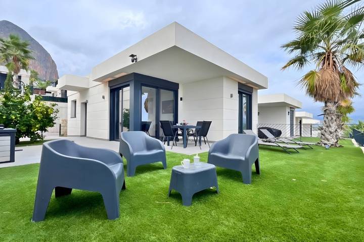 Chalet para 4 personas, con jardín y piscina - 1