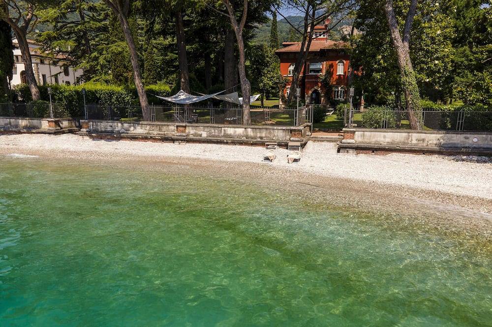 Wonderful restored villa with private access to the beach and huge park in Salò, Gardasee-Berge