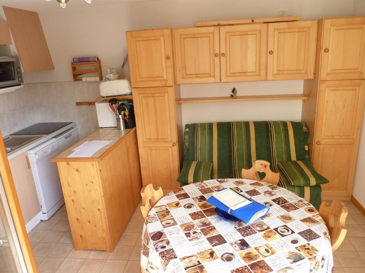 Appartement entier, Charmant 2 pièces avec balcon, départ des randonnées, parking et ascenseur in Le Biot, Région de Thonon-les-Bains