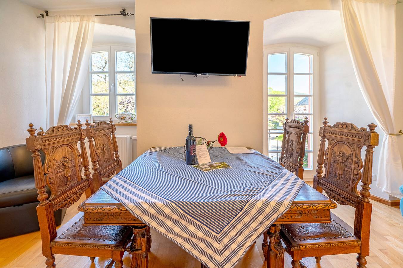Entire apartment, Apartment 'Schatztruhe - Ferienwohnung' with Mountain View, Shared Terrace and Wi-Fi in Maring-Noviand, Bernkastel-Kues region