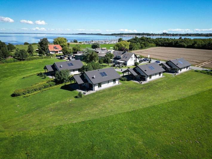 Ferienhaus für 4 Personen, mit Garten und Seeblick sowie Sauna und Ausblick in Niesgrau