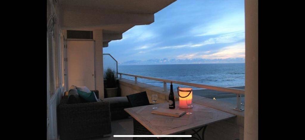 Ferienwohnung für 2 Personen, mit Balkon und Terrasse sowie Pool und Seeblick