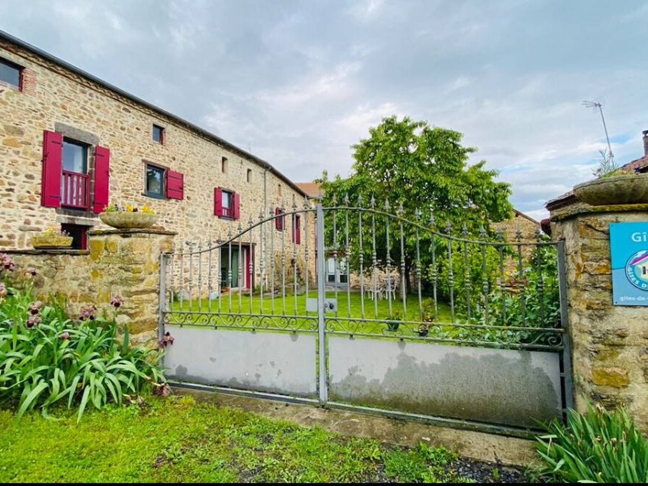 Gîte 4 étoiles au cœur de l’Auvergne avec terrasse, jardin clos et équipements pour enfants in Saint-Beauzire, Haute-Loire