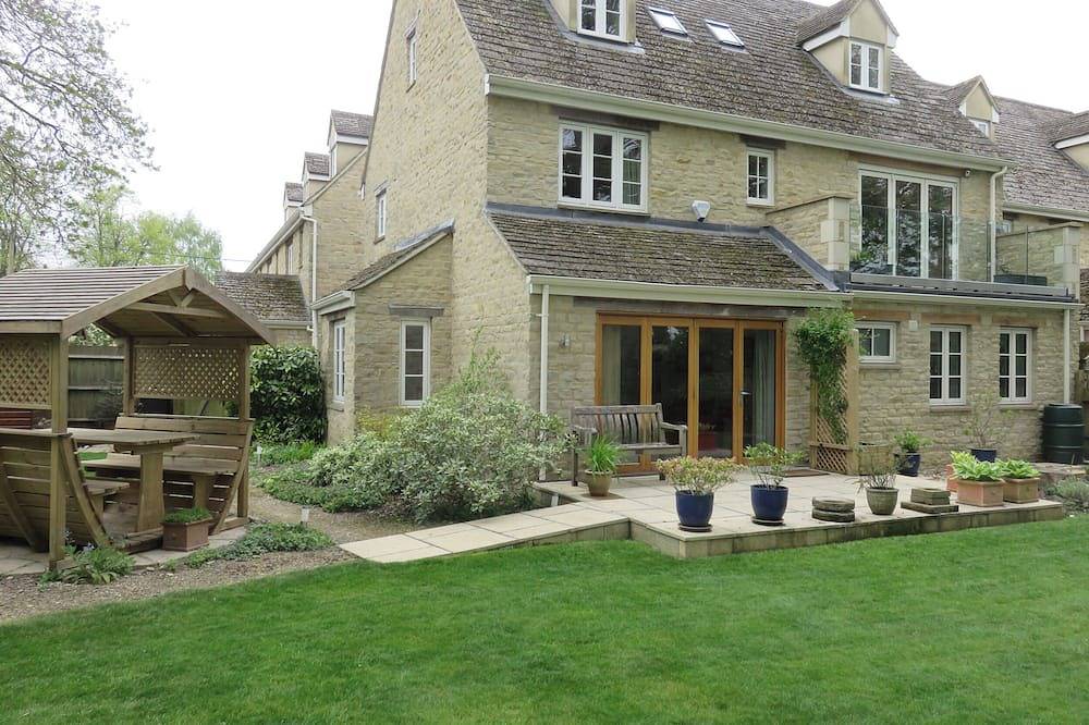 Log Cabin for 4 People in Burford, The Cotswolds