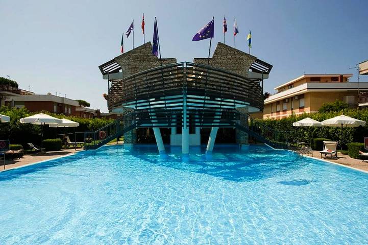 Hotel für 3 Personen, mit Kinderpool und Pool sowie Ausblick und Garten - 1