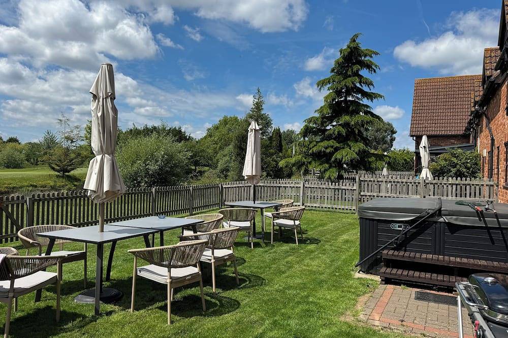 Gather, Celebrate, and Soak in the Views at Ollie’s Lodge sleeping 8. in Bedford
