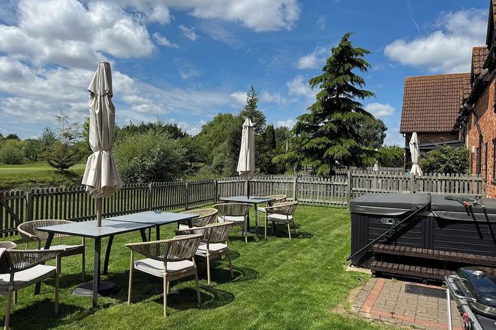 Holiday rental for 10 people, with Hot tub and Garden in Bedford