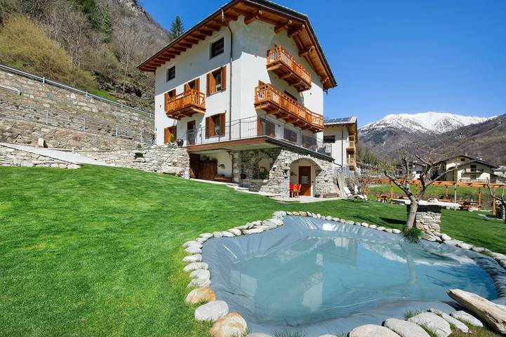 Entire apartment, Holiday Apartment "Cucu - 3" with Mountain View, Shared Terrace and Barbecue in Lillianes, Comune di Lillianes