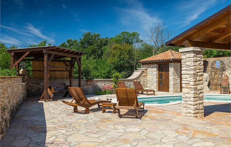 Ferienhaus für 6 Personen, mit Garten in Sajini
