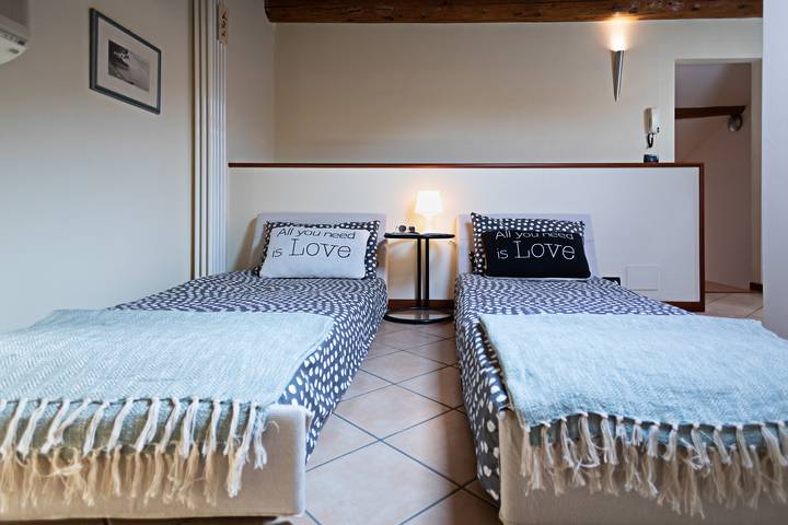Ganze Wohnung, Regarda - "Il Borgo 48" mit 3 Schlafzimmer, 2 Badezimmer, Garage im Bardolino Stadtzentrum in Bardolino, Gardasee-Berge