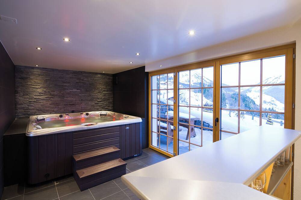 Fabulous chalet, stunning views , indoor jacuzzi, walking distance of ski lifts in Leysin, Alpes Vaudoises