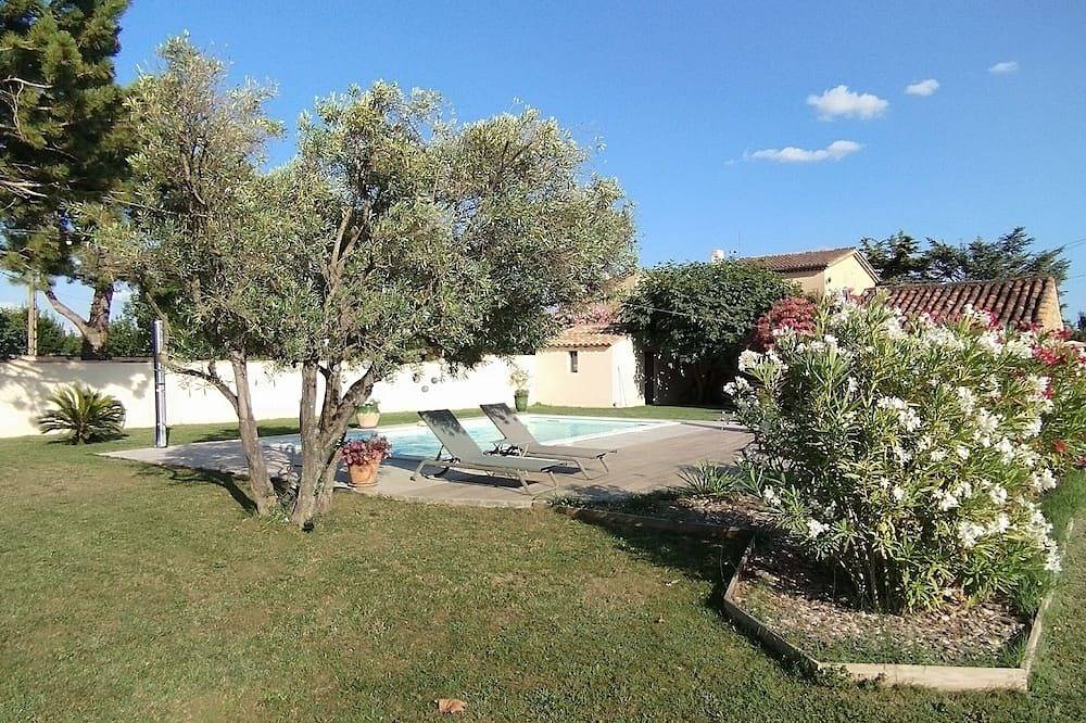 Large villa on beautiful wooded grounds in Entraigues-sur-la-Sorgue, Vaucluse