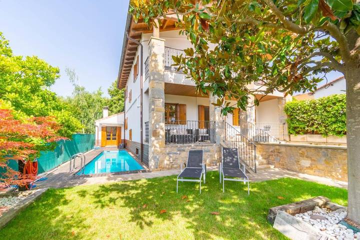 Casa rural para 10 personas, con jardín y piscina en Cuenca de Pamplona