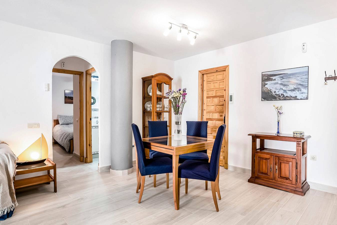 Apartamento entero, Apartamento vacacional 'El Duende de Zahara' con vistas al mar, piscina, gimnasio y Wi-Fi in Atlanterra, Tarifa