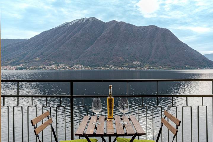 Apartamento entero, Apartamento de vacaciones para 2 personas con vistas al lago in Colonno, Lago de Como