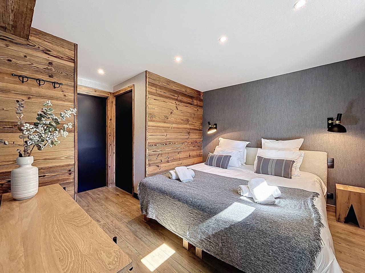 Entire apartment, Elegant alpine-chic apartment in Morzine with Scandinavian hot tub in Morzine, Les Portes du Soleil