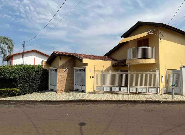 Casas e apartamentos de temporada para 9 pessoas, com balcão e piscina e ainda jacuzzi, com animais de estimação em Brotas