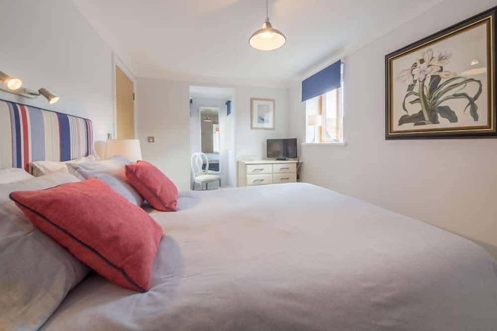 Geheel appartement, Dit uitstekende appartement biedt een van de beste uitzichten in Wells-next-the-Sea. Het beschikt over een open leefruimte met openslaande deuren naar een super klein balkon en een tweede raam met een ononderbroken uitzicht over de haven, moerassen en ... in Wells-next-the-Sea, Norfolk kust